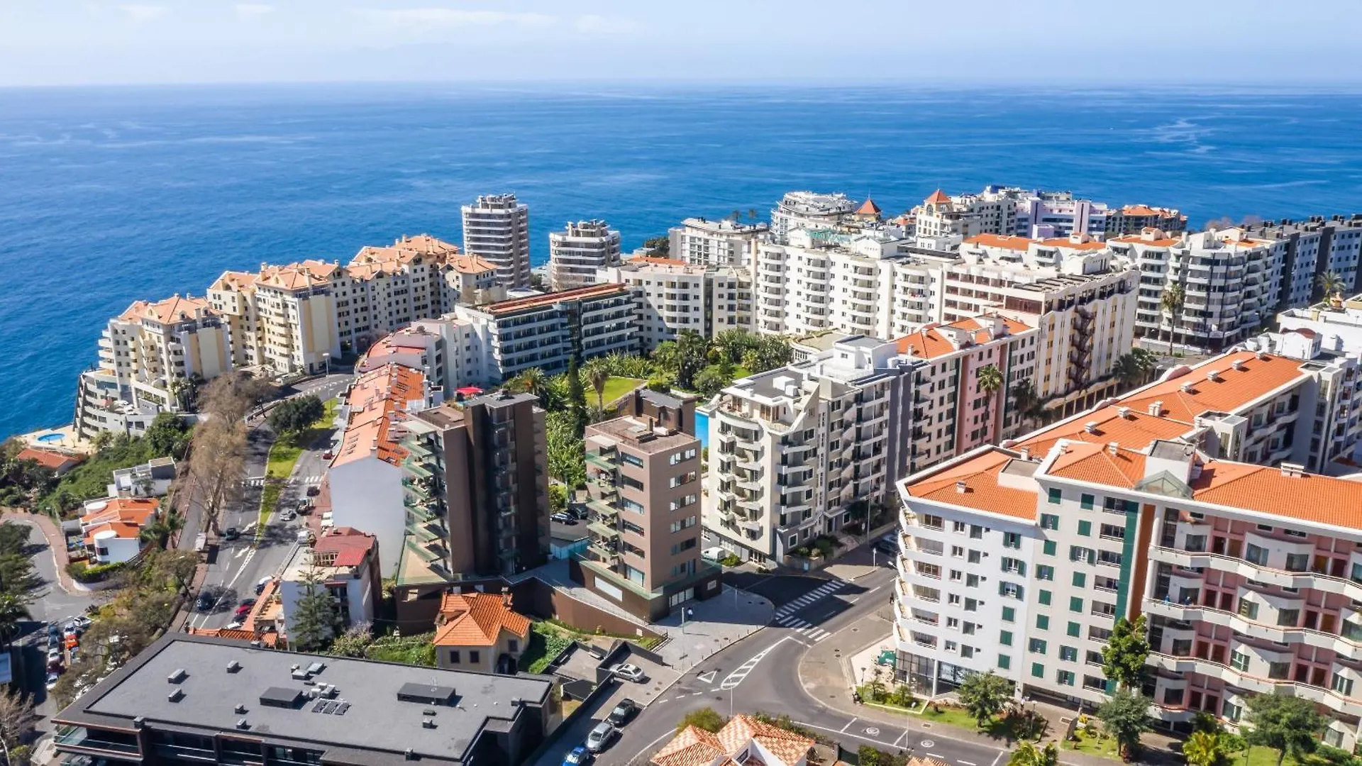 Maha By Kaamah - 2 Bedroom Oceanview Designer Apartment فونشال